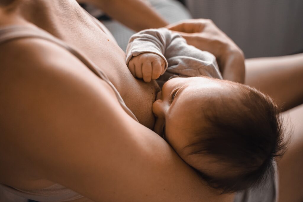 Stillende Mutter mit Baby, Bonding