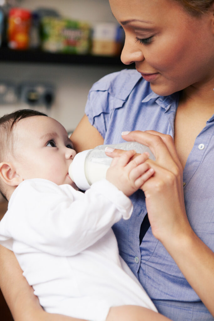 Mutter füttert ihr Baby mit der Flasche