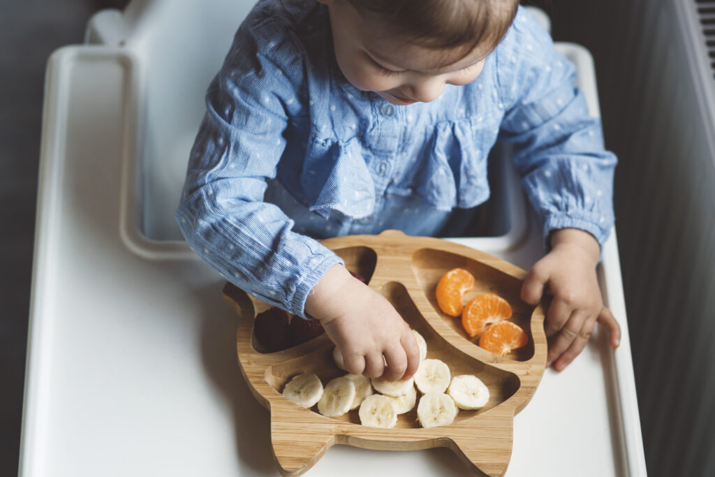 Baby beginnt mit der Beikost